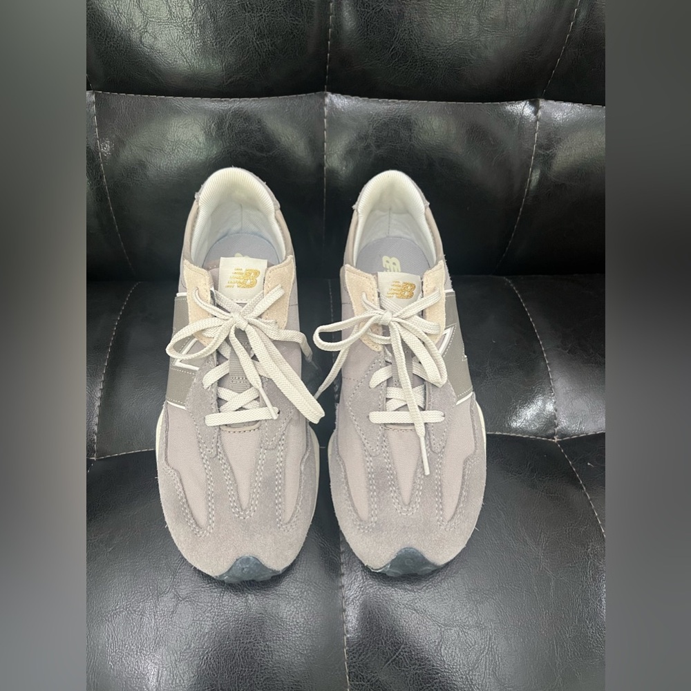 new balance gray tennis shoe